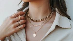 image femme portant bijoux en or